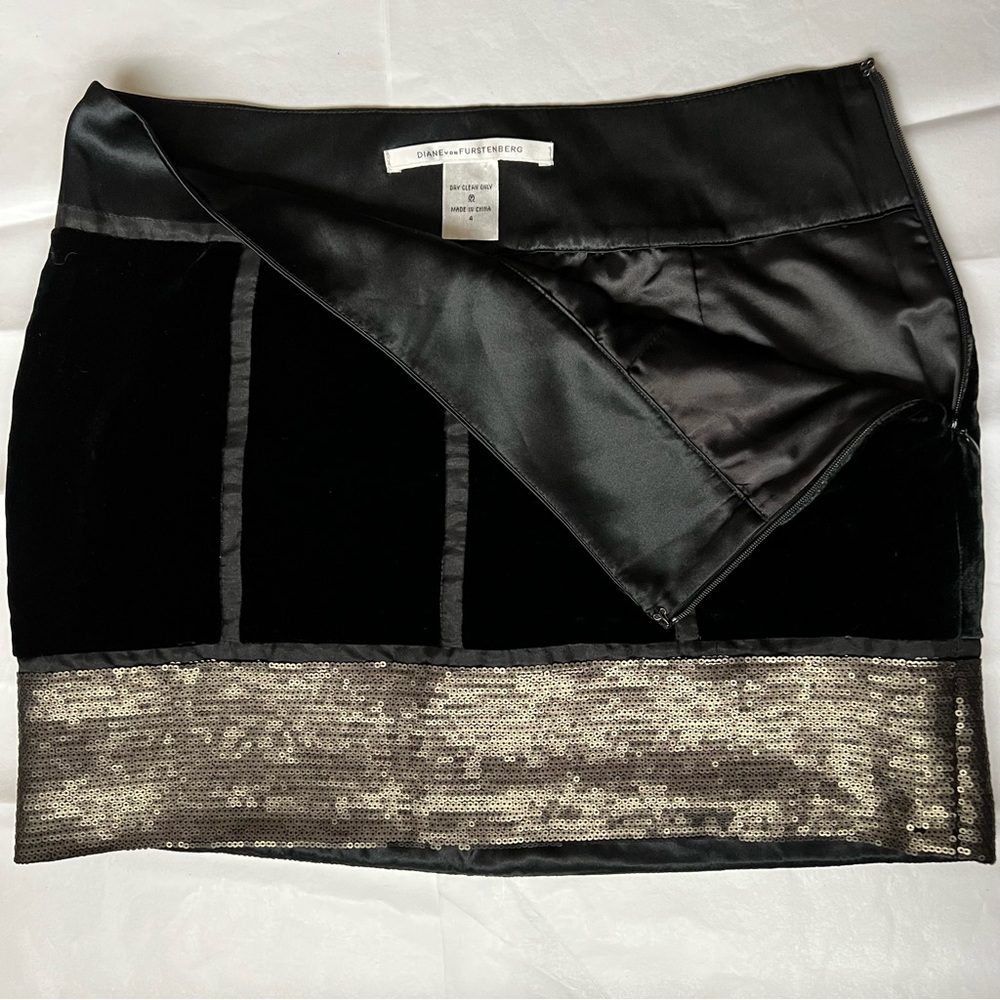 Diane Von Furstenberg Mini Skirt Sequins Silk Blend. Black Velvet. Size 4.